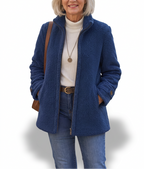 Blauwe jas met bestaand model op wit