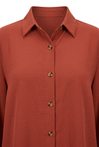 Close-up kraag en knopen van terracotta blouse