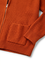 Detail zak en manchet oranje vest