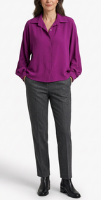 Paarse blouse op een volwassen model