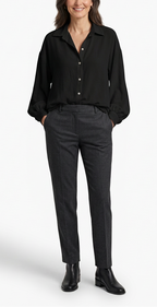 Zwarte blouse met rustige herfst-winteroutfit